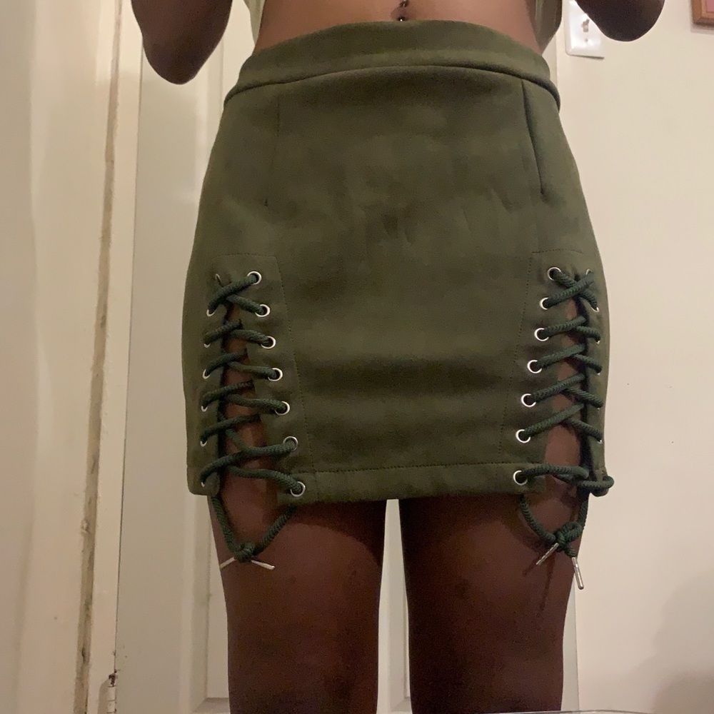 Short green shirt with strings